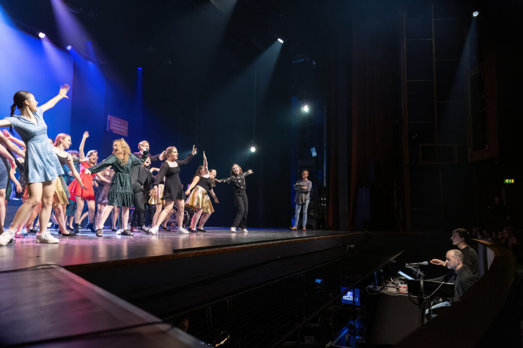 Job van Kuppeveld Alles voor de Show buigingen